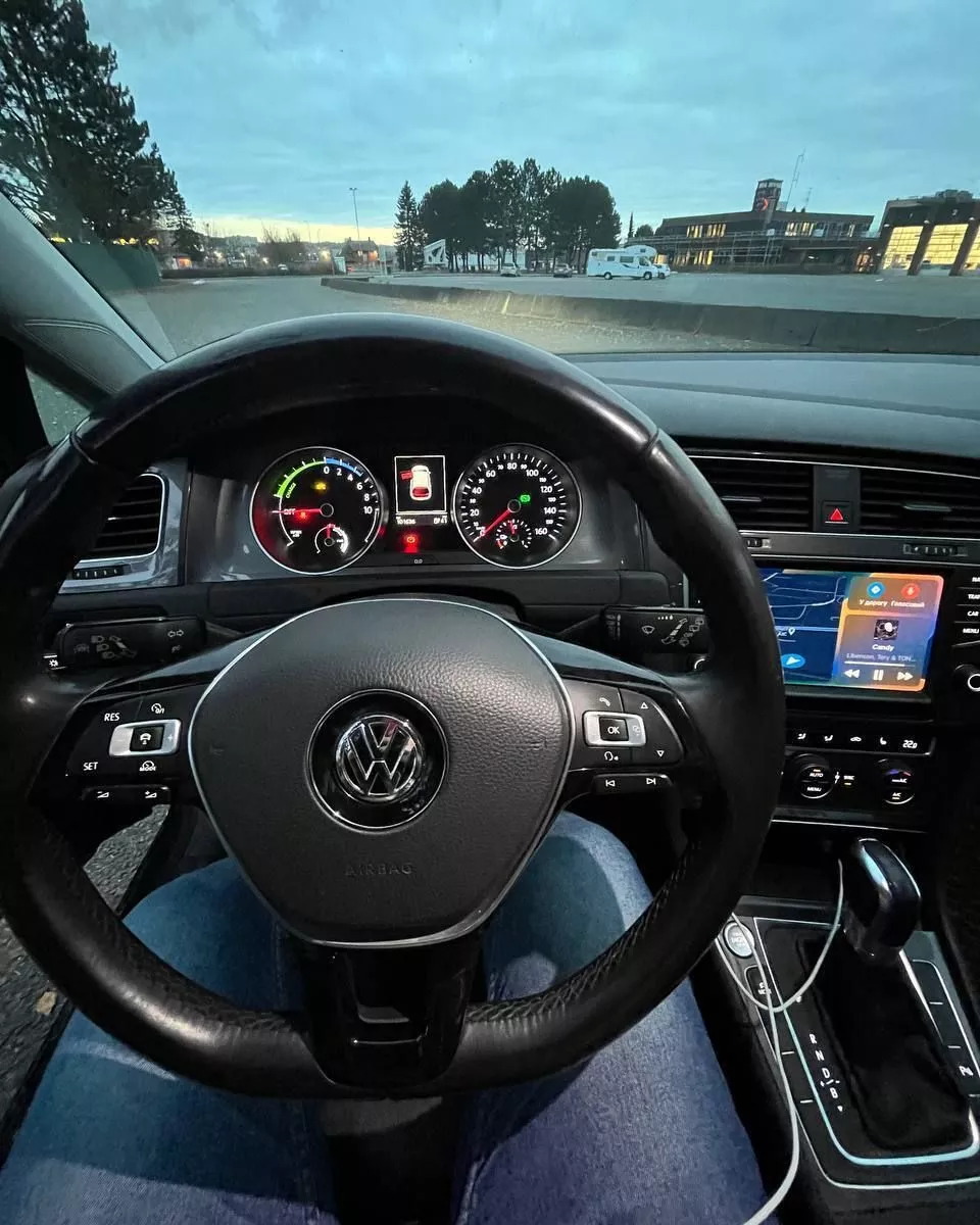 Volkswagen e-Golf  24 kWh 2015211