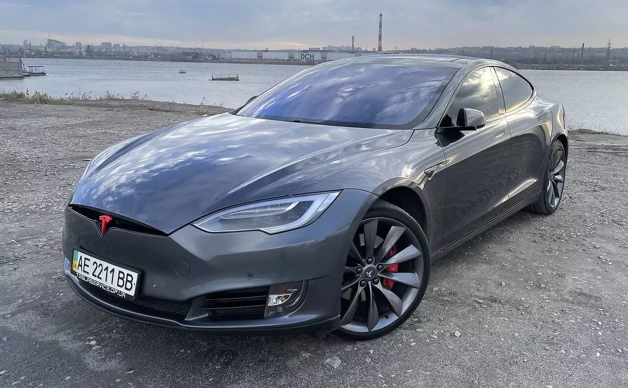 Tesla Model S 