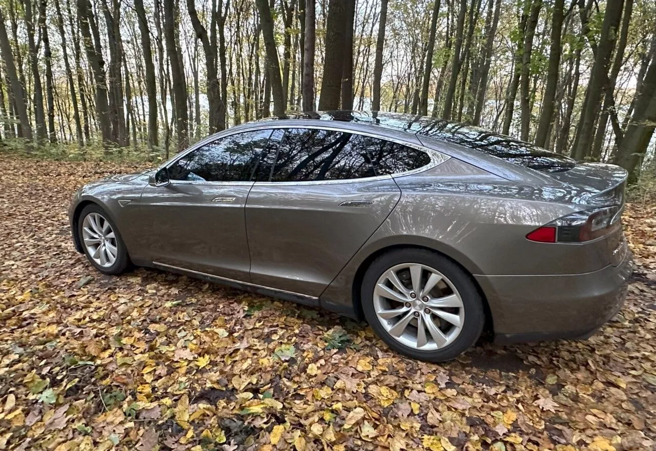 Tesla Model S  85 kWh 2015111