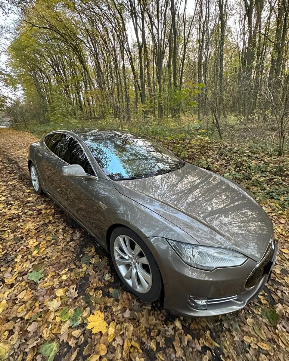 Tesla Model S  85 kWh 2015221