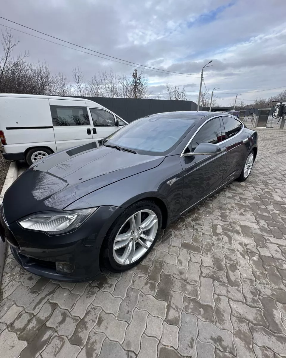 Tesla Model S 