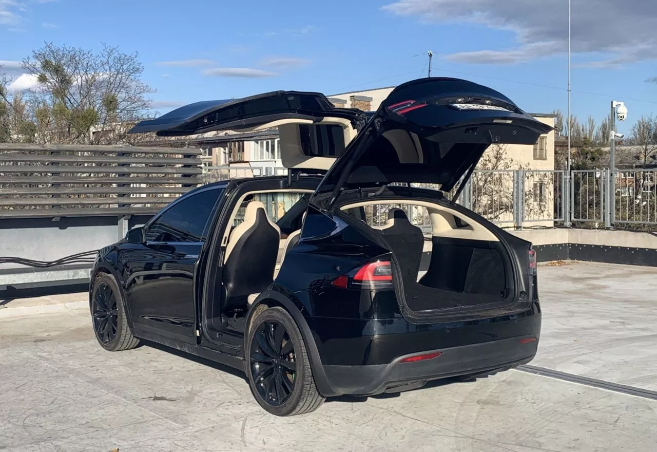 Tesla Model X  2018271