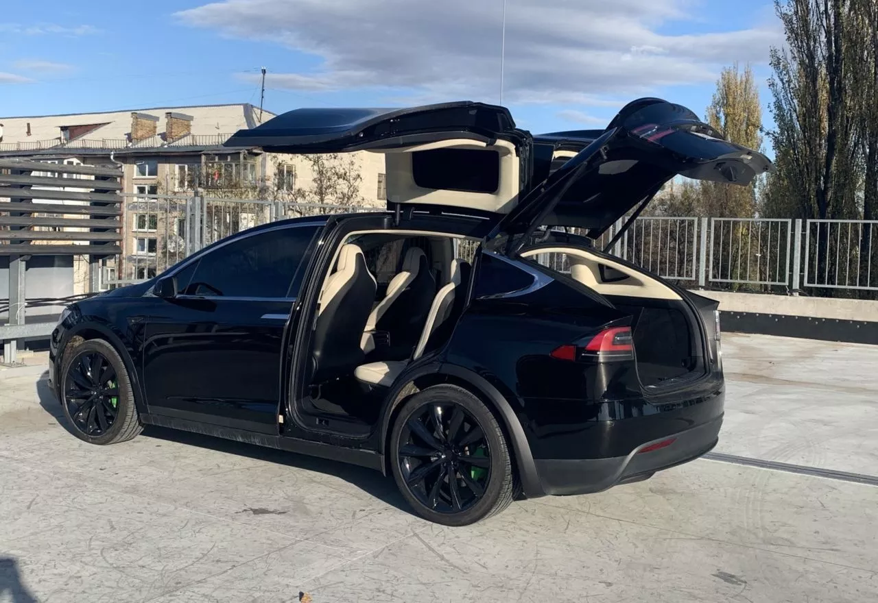 Tesla Model X  2018281