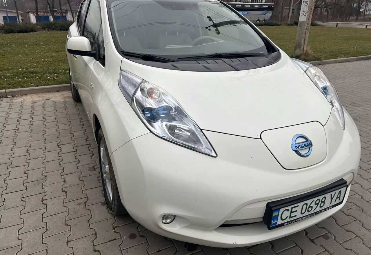 Nissan Leaf  2012121