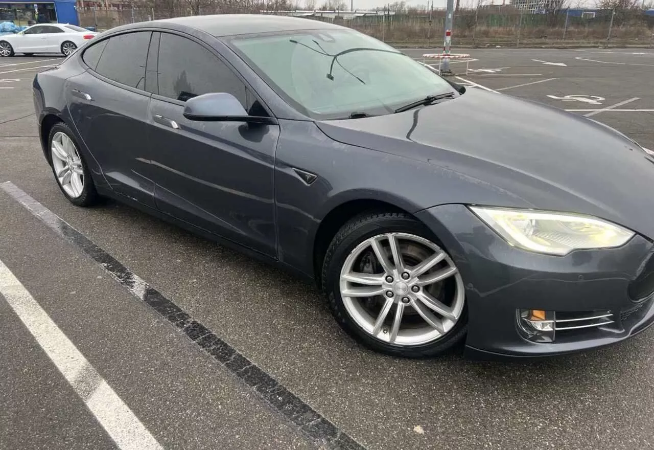 Tesla Model S  85 kWh 201411