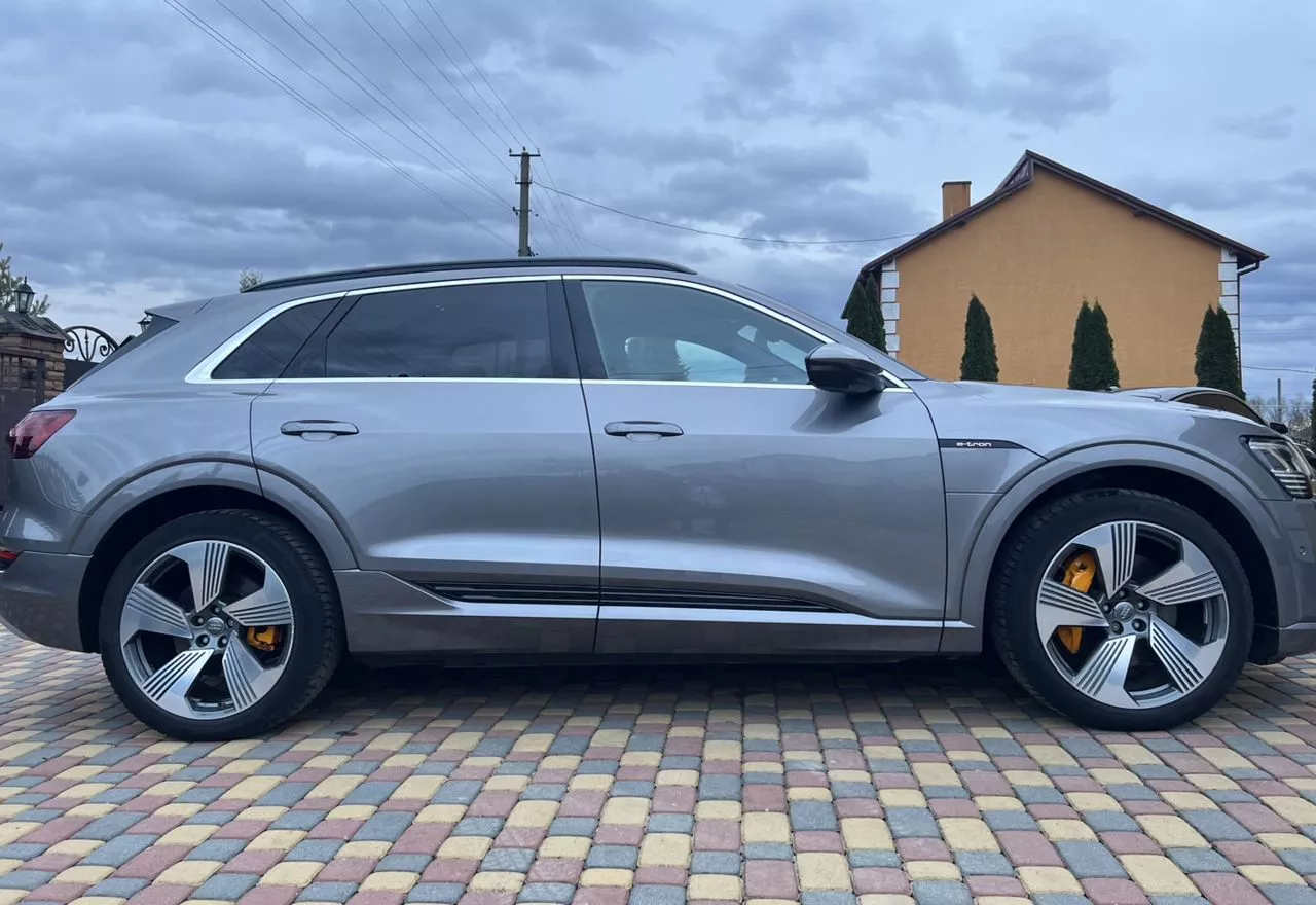 Audi E-tron  2019101