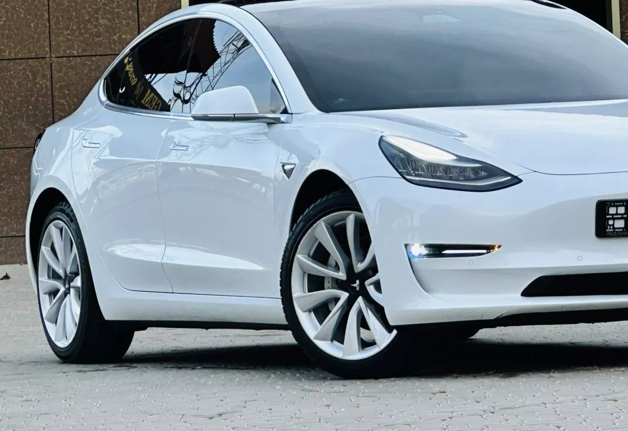 Tesla Model 3  2019181