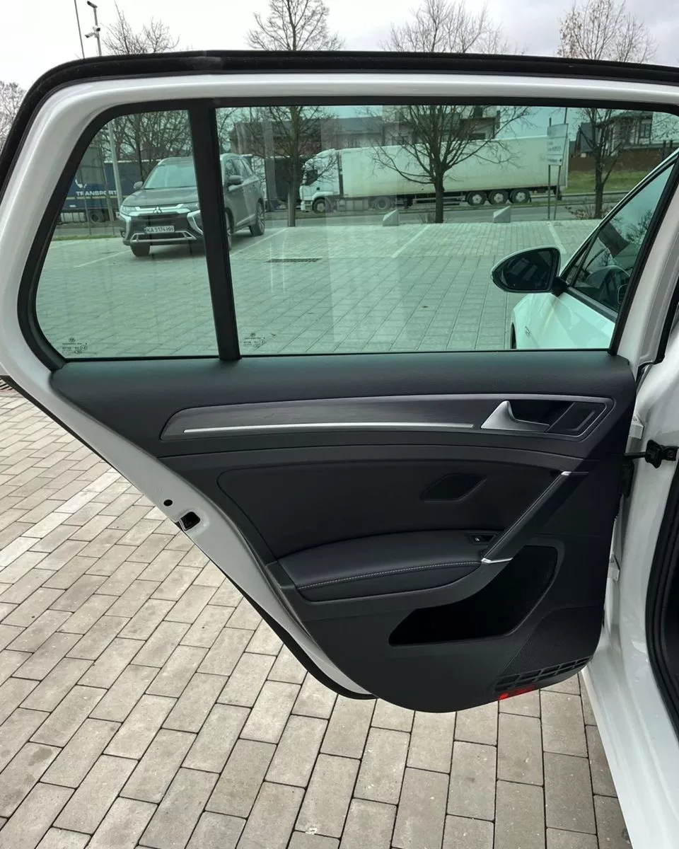 Volkswagen e-Golf  2018281