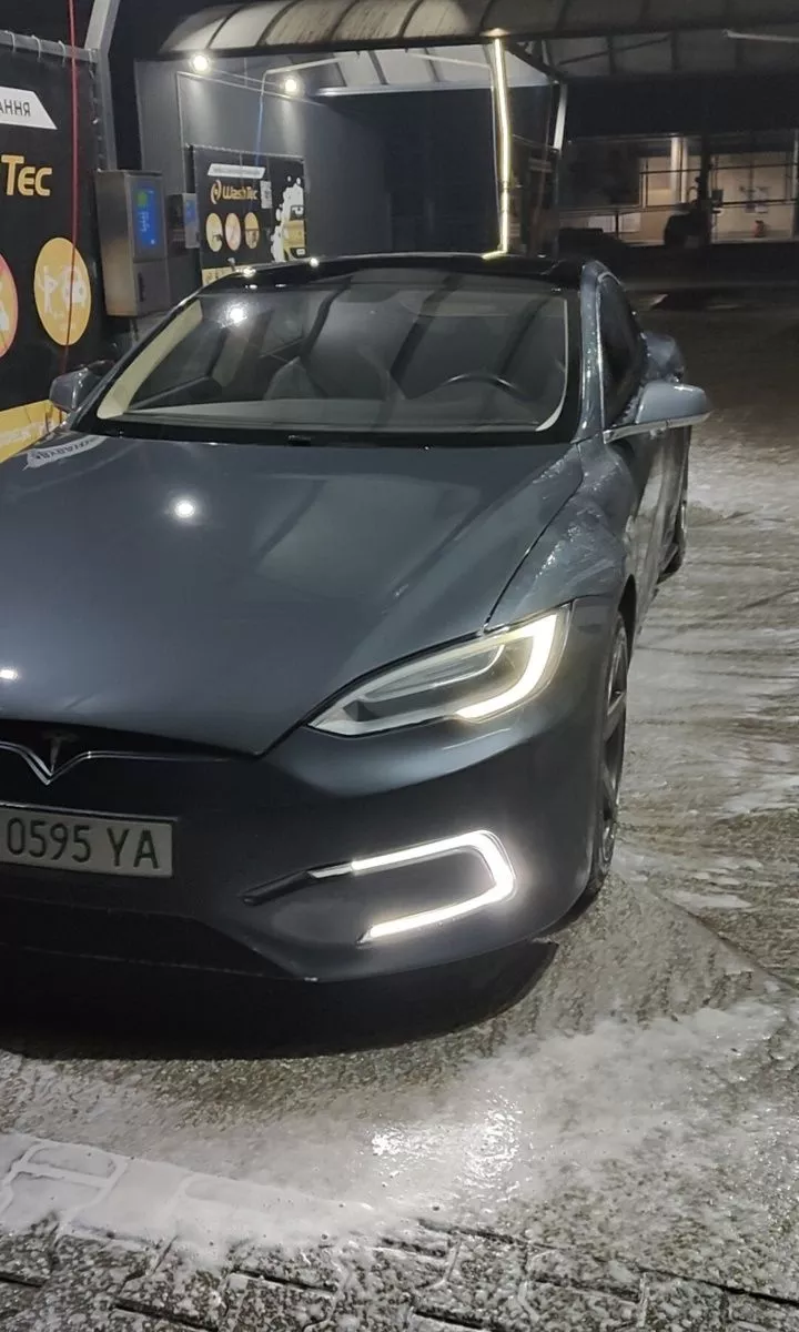 Tesla Model S  85 kWh 201361