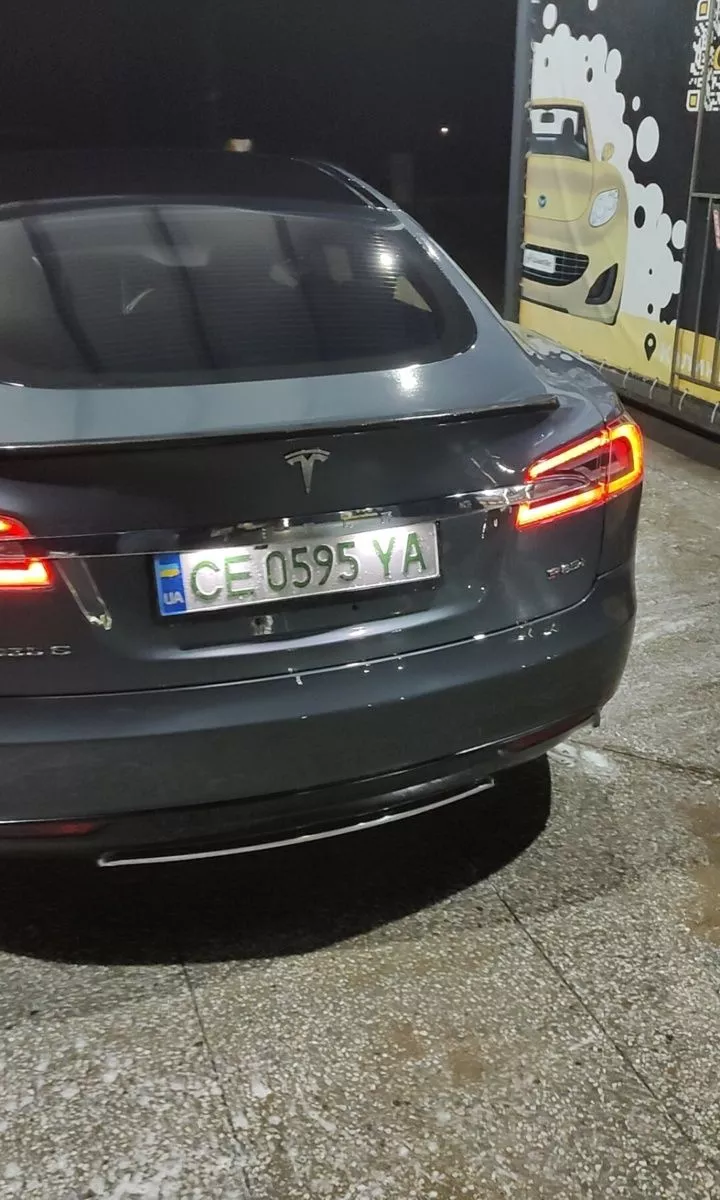 Tesla Model S  85 kWh 201381