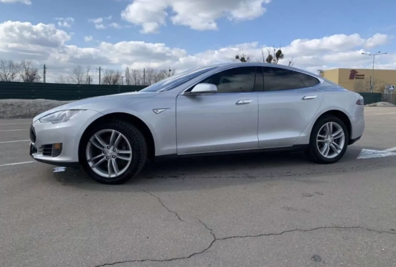 Tesla Model S  201321