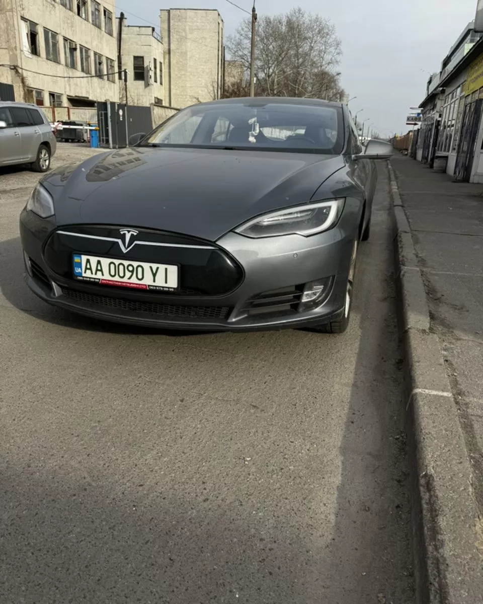 Tesla Model S 