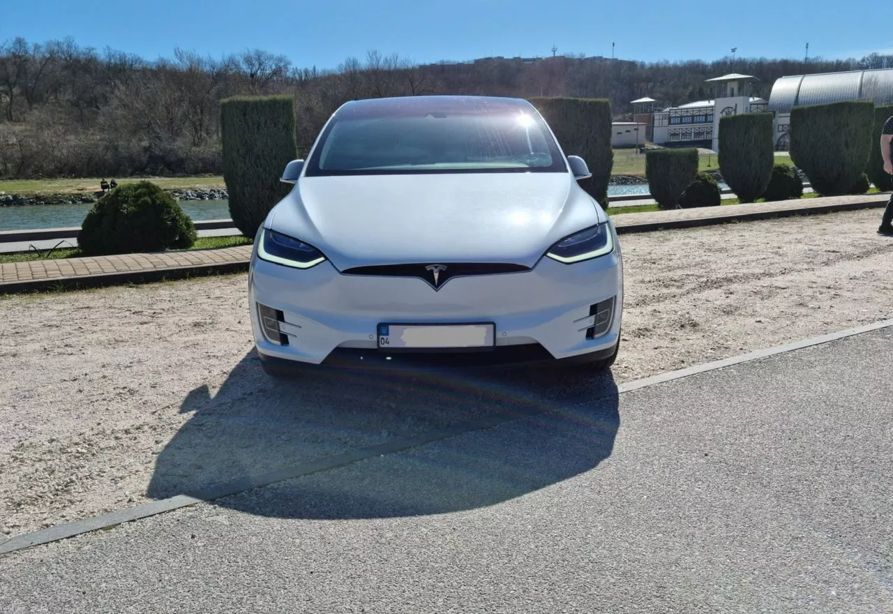 Tesla Model X  201601