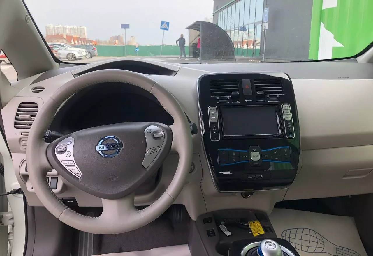 Nissan Leaf  2012121