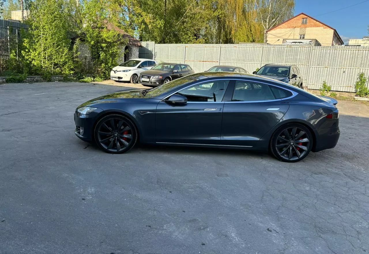 Tesla Model S 