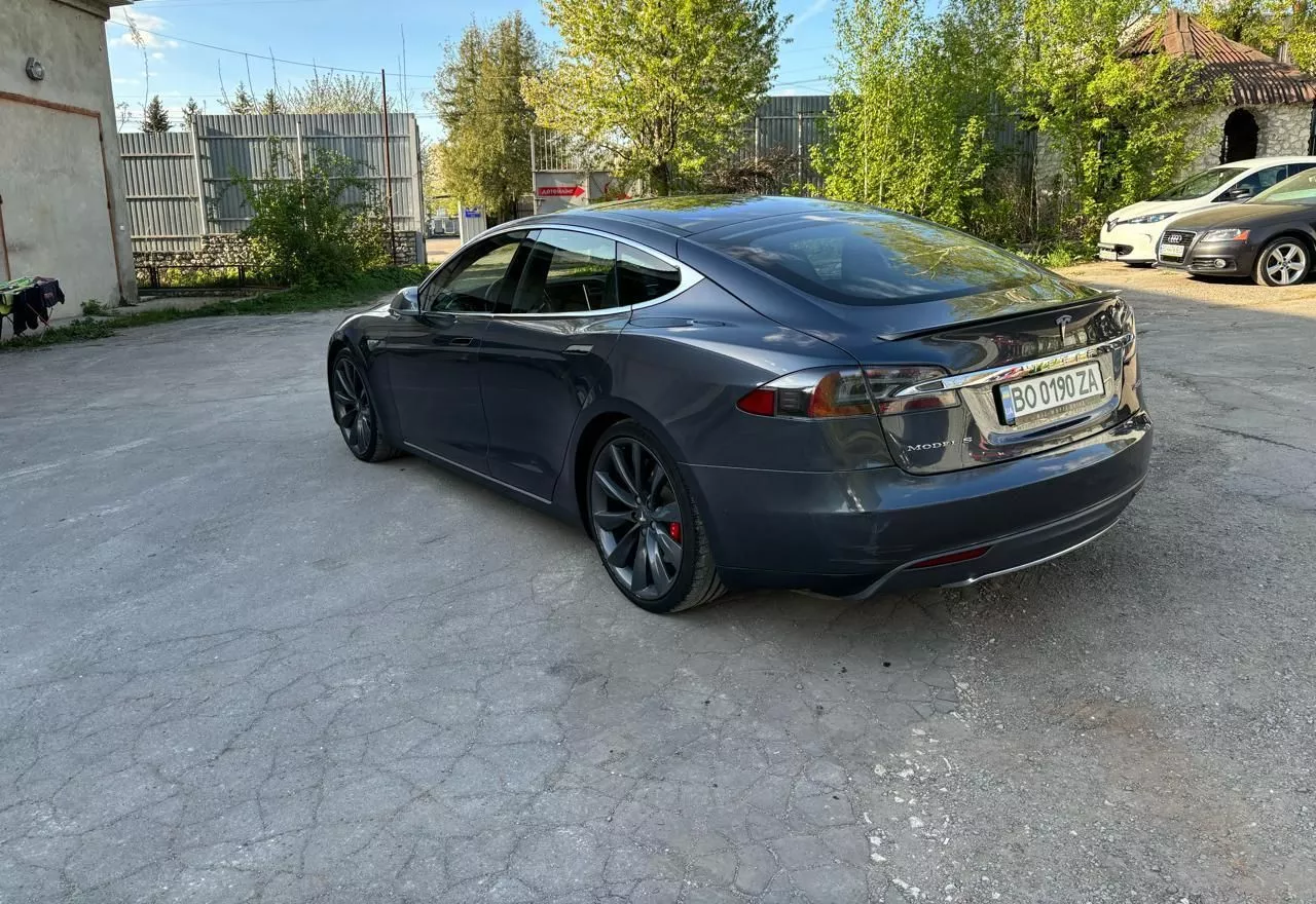 Tesla Model S  85 kWh 201571