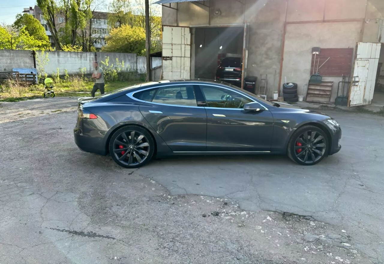 Tesla Model S  85 kWh 201591