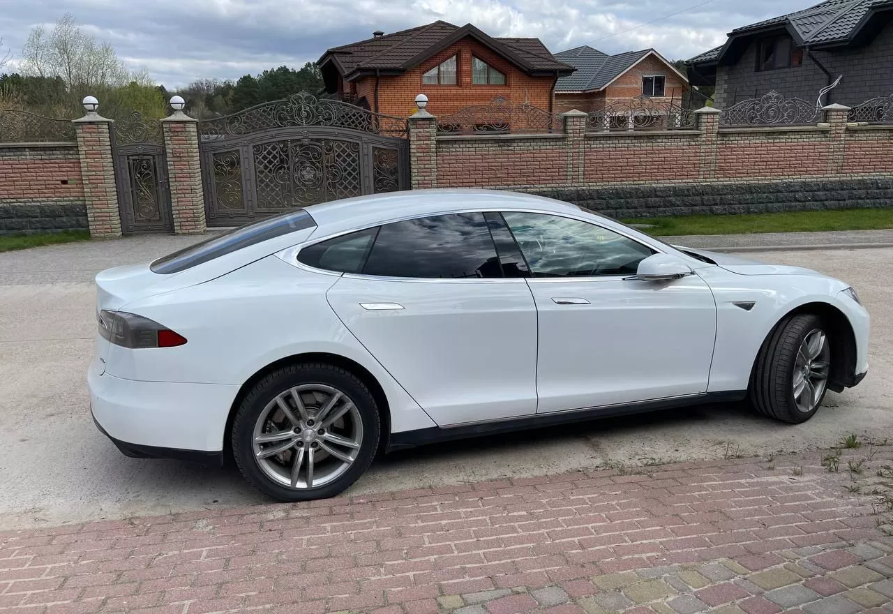 Tesla Model S  85 kWh 201411