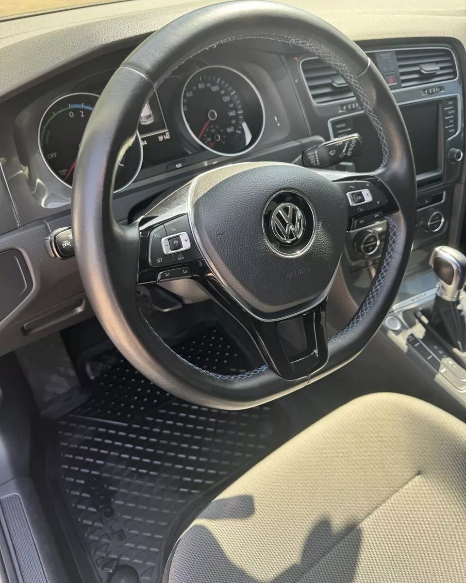 Volkswagen e-Golf  24 kWh 2015211