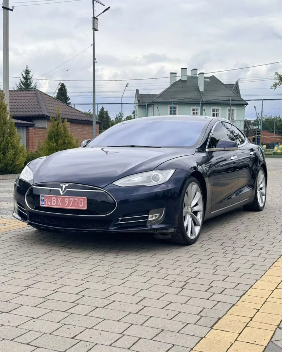 Tesla Model S 