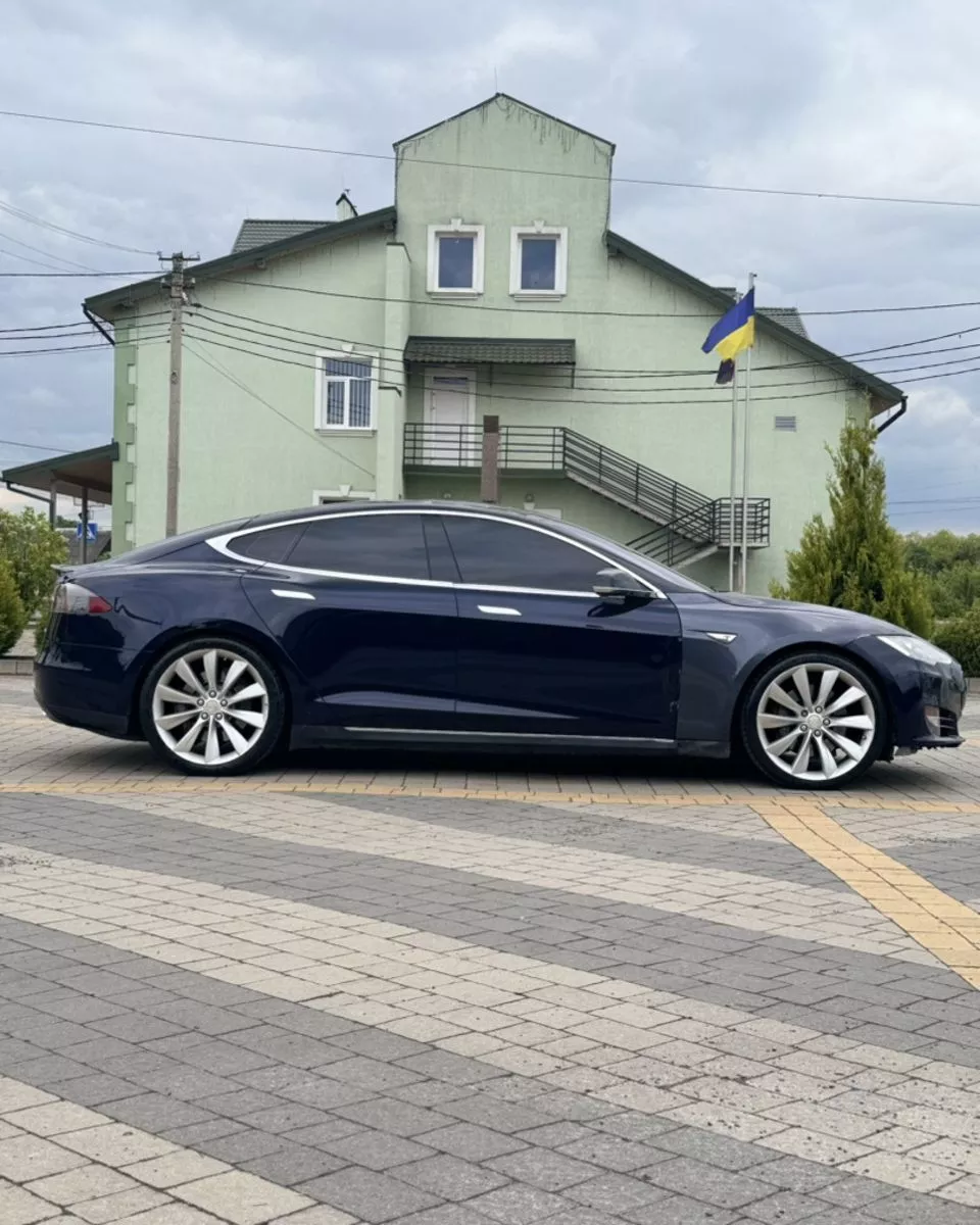 Tesla Model S  201331