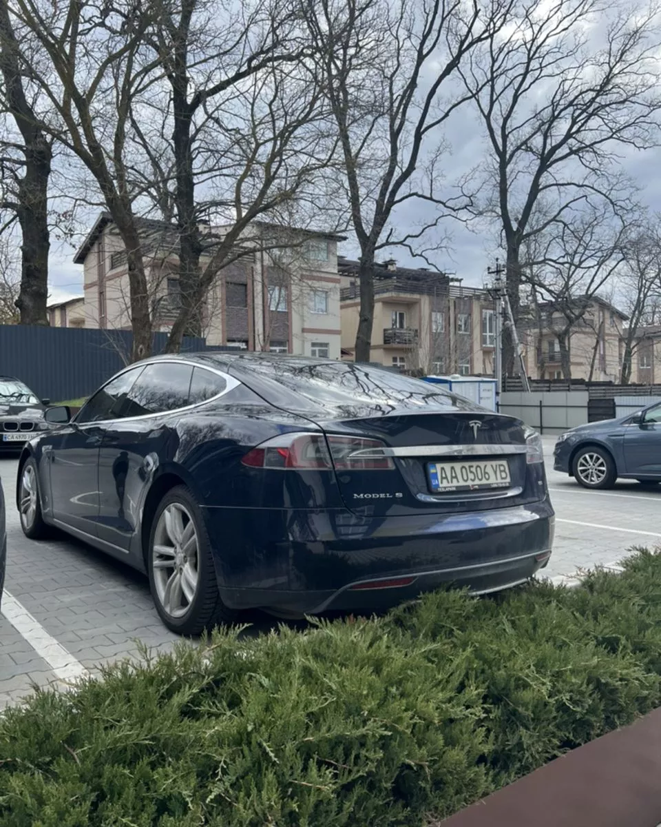 Tesla Model S  85 kWh 201341