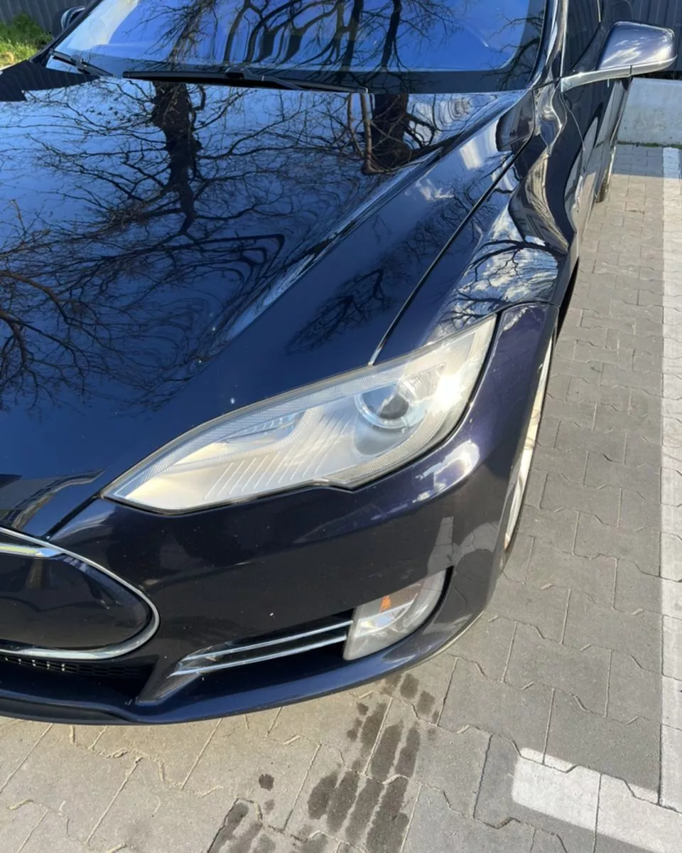 Tesla Model S  85 kWh 2013201