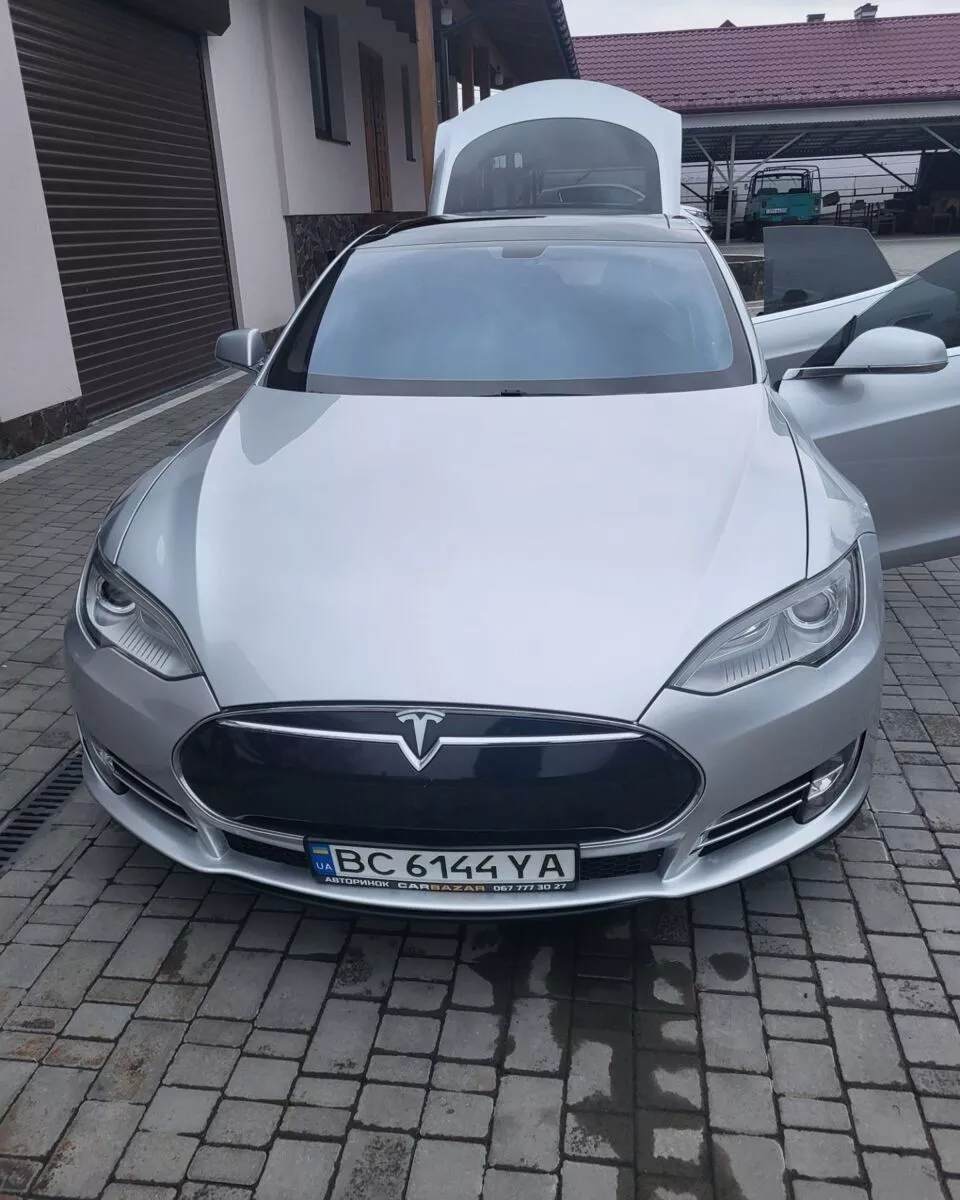 Tesla Model S 