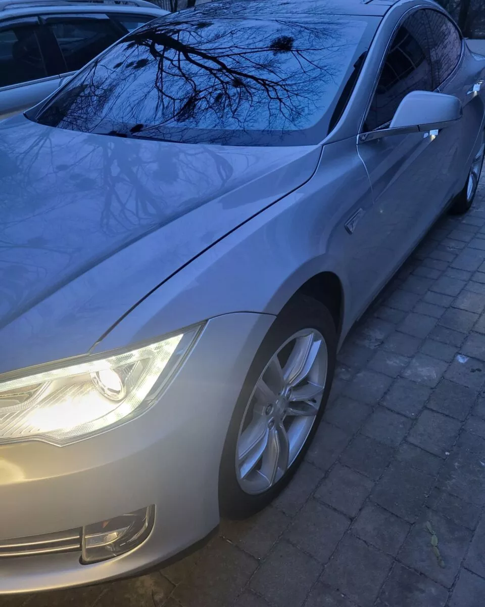 Tesla Model S  85 kWh 201361