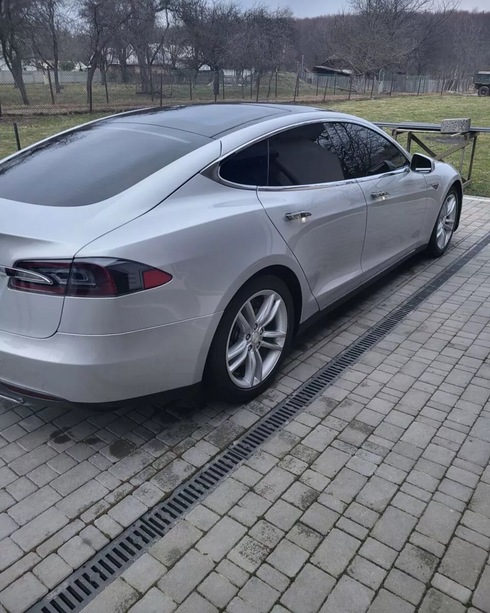 Tesla Model S  85 kWh 2013121