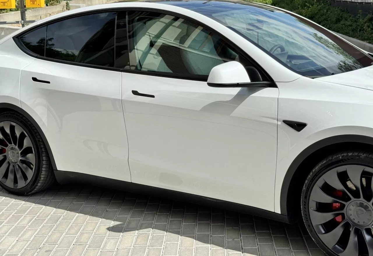 Tesla Model Y  82 kWh 2023211