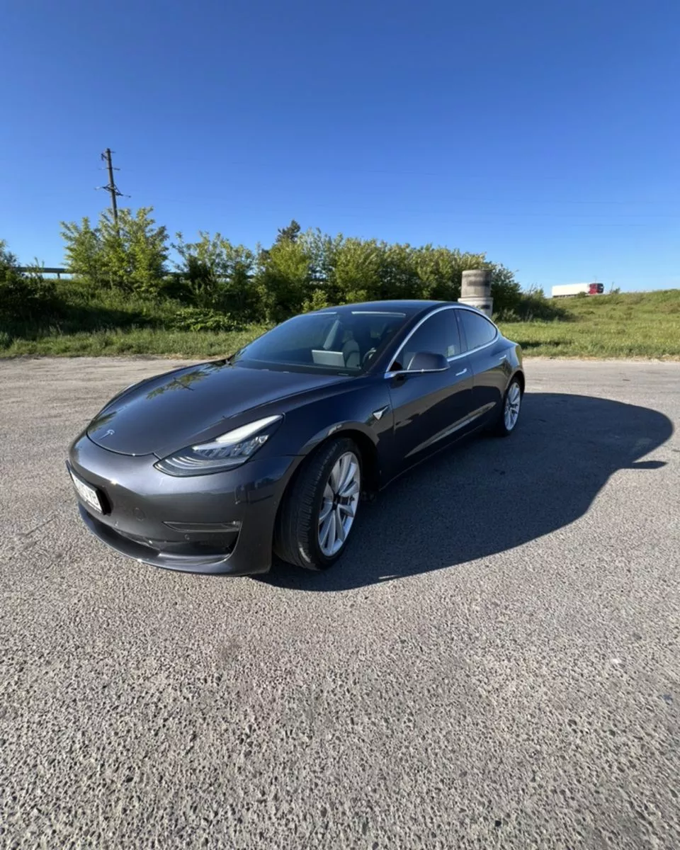 Tesla Model 3  2019101