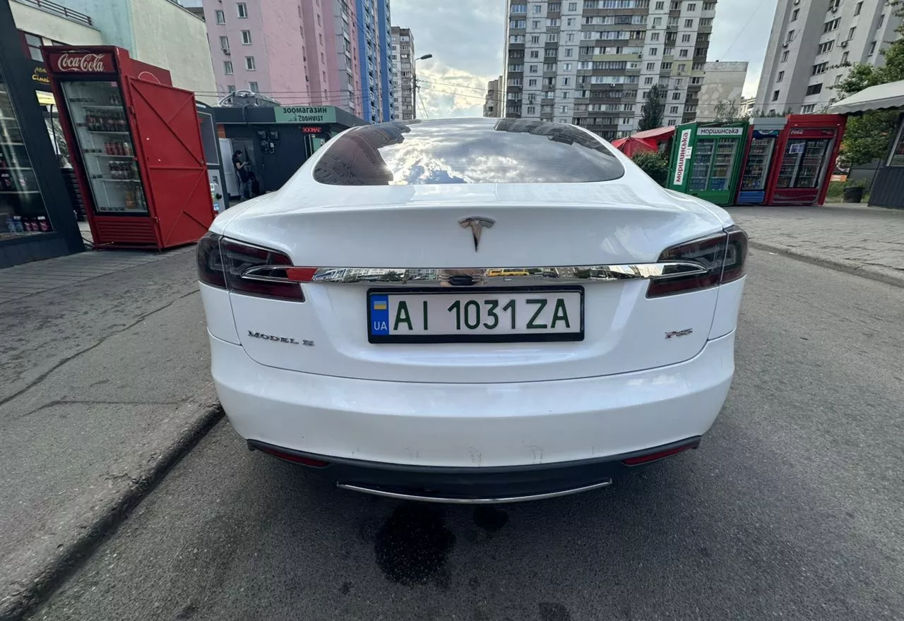 Tesla Model S  85 kWh 201311