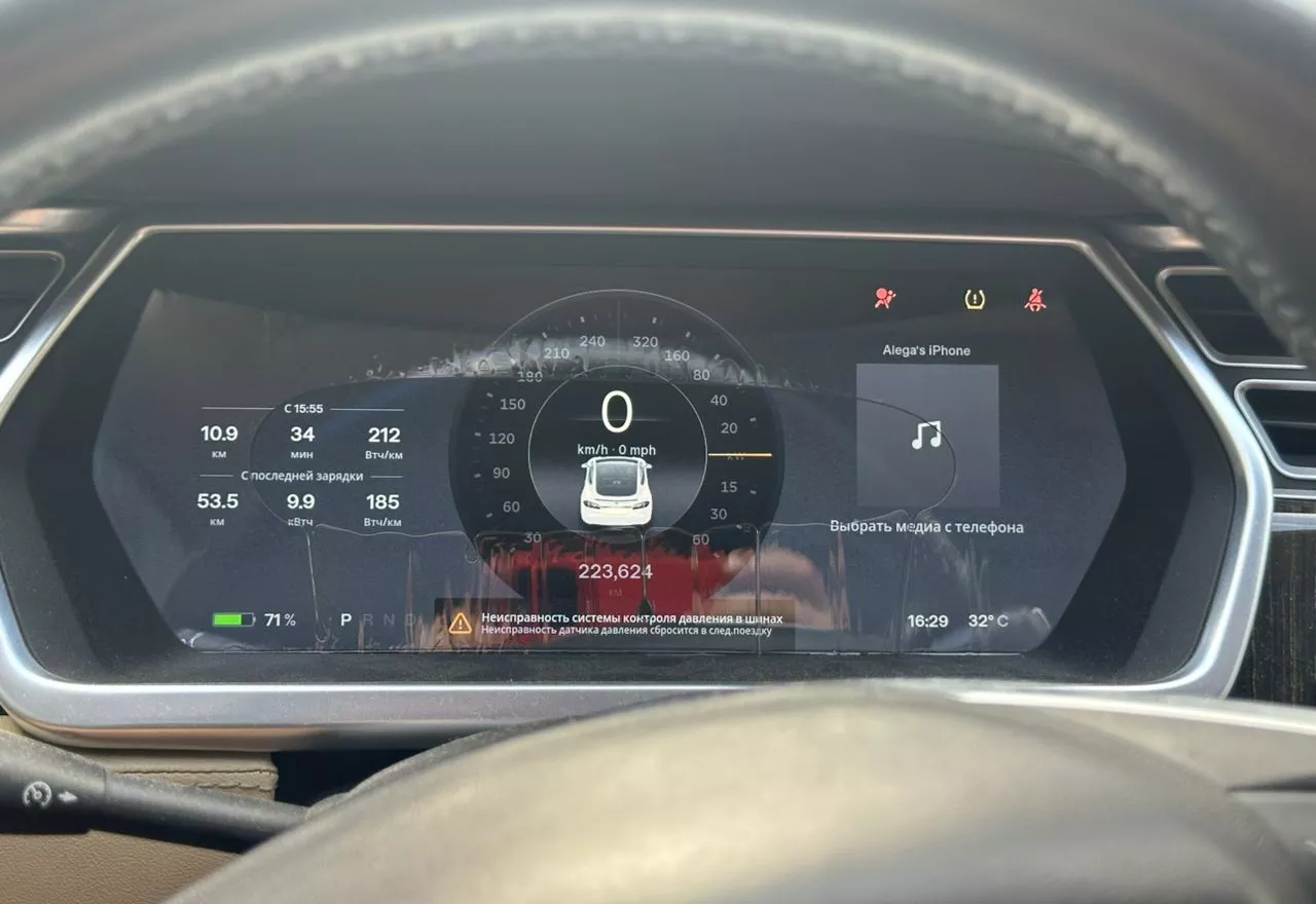 Tesla Model S  85 kWh 201381