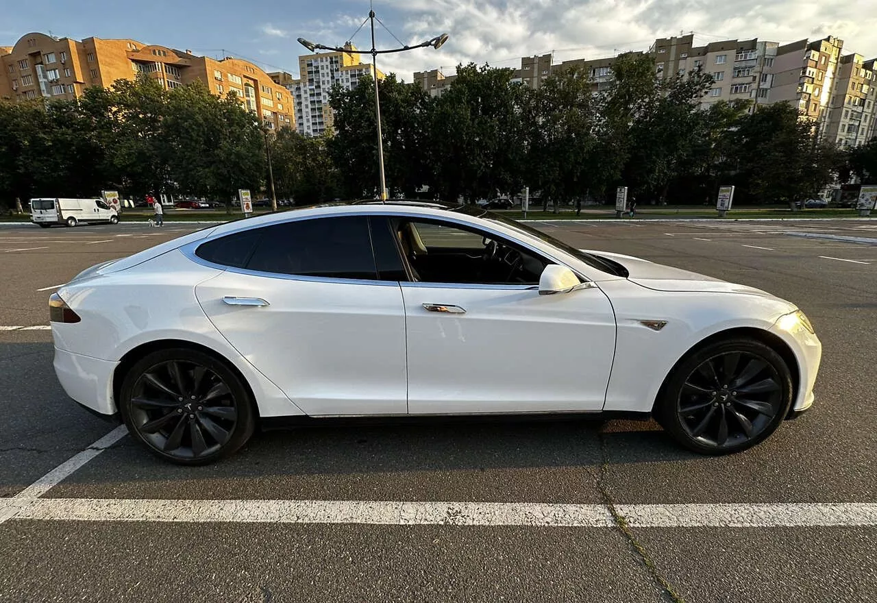 Tesla Model S  201331