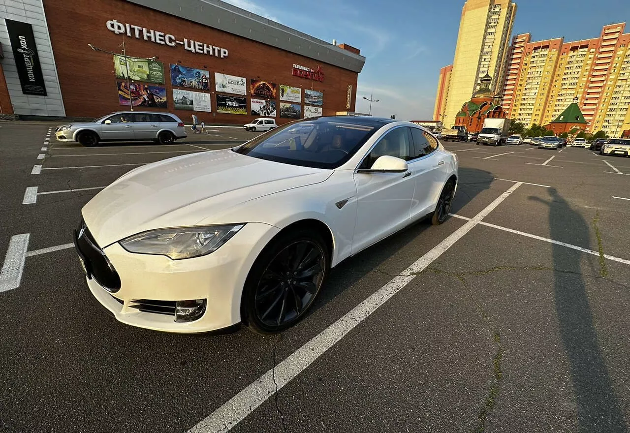 Tesla Model S  201381