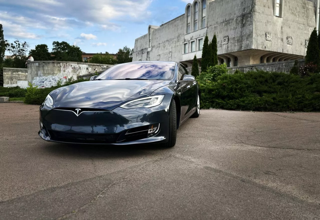 Tesla Model S 