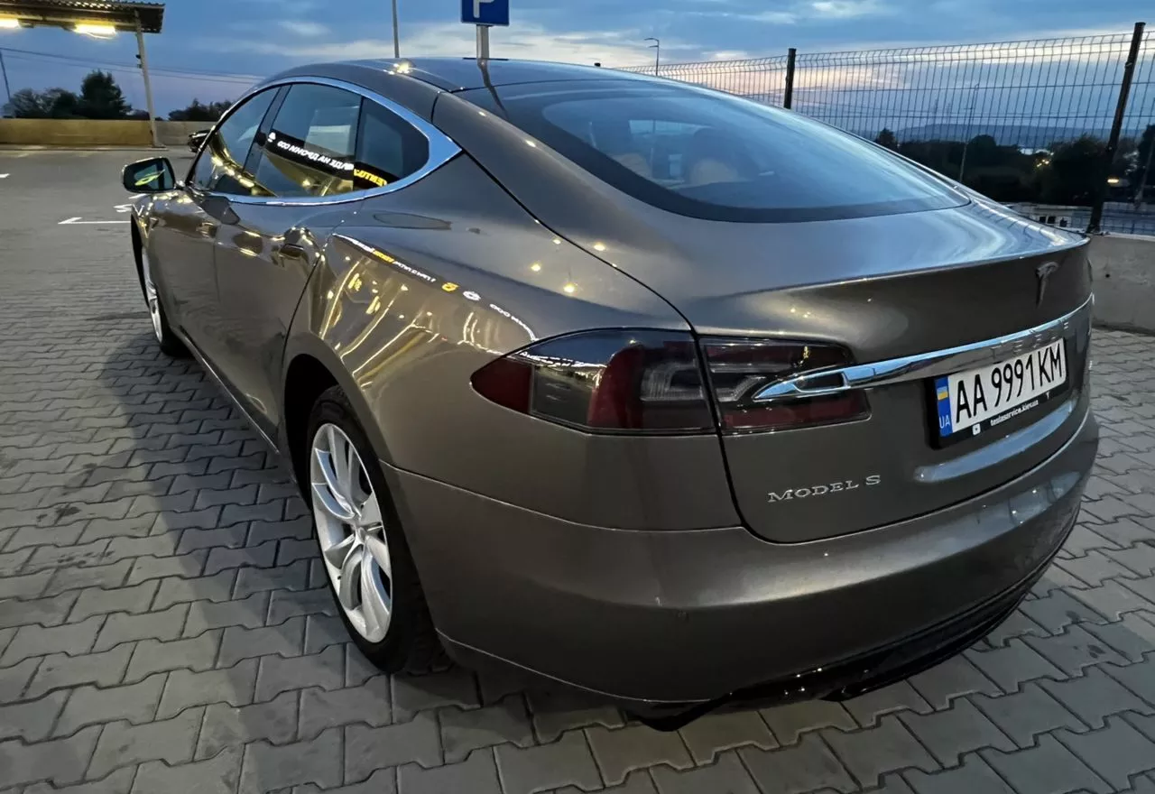 Tesla Model S  2015121