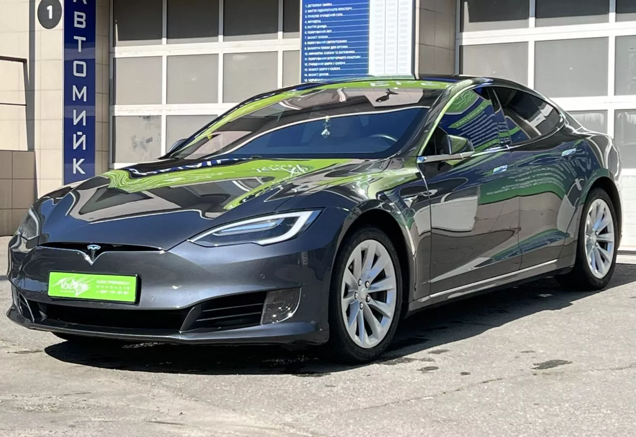 Tesla Model S 