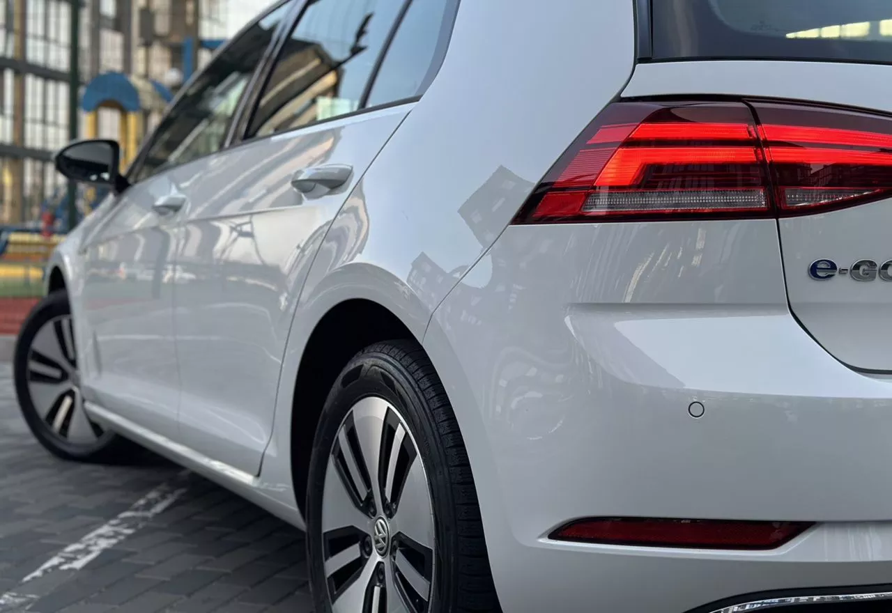 Volkswagen e-Golf  35.8 kWh 2020241