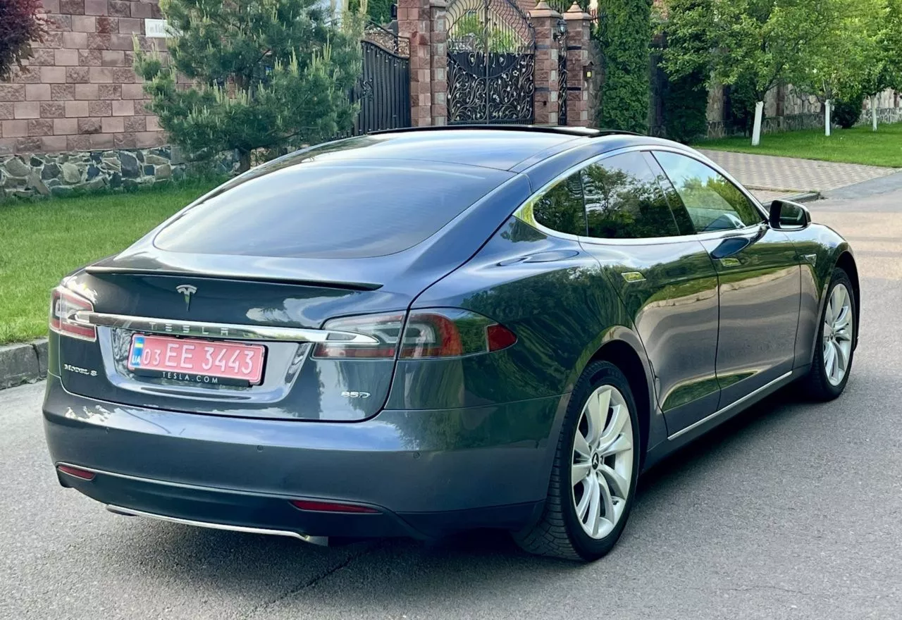 Tesla Model S  85 kWh 2015251