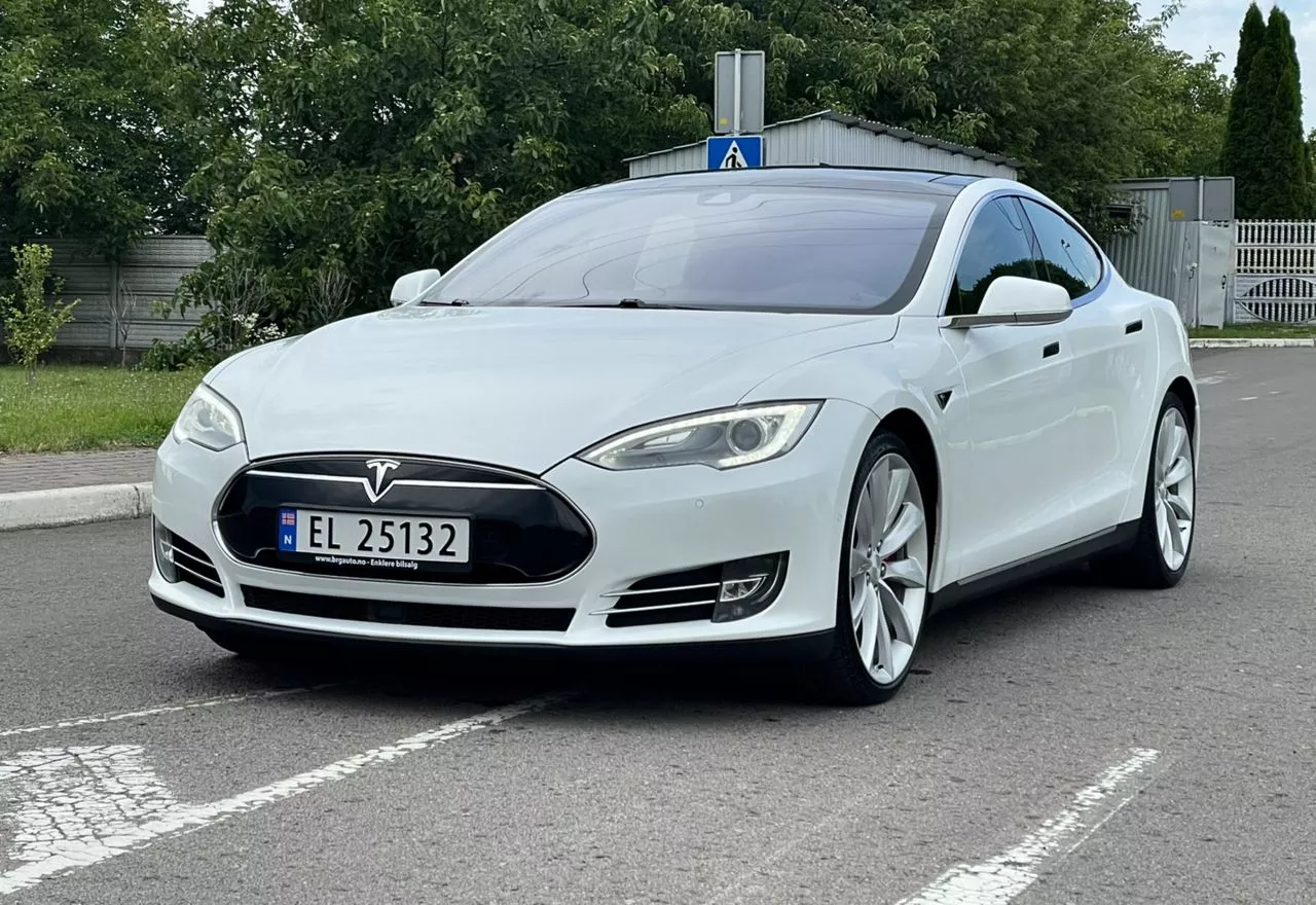 Tesla Model S  85 kWh 201521