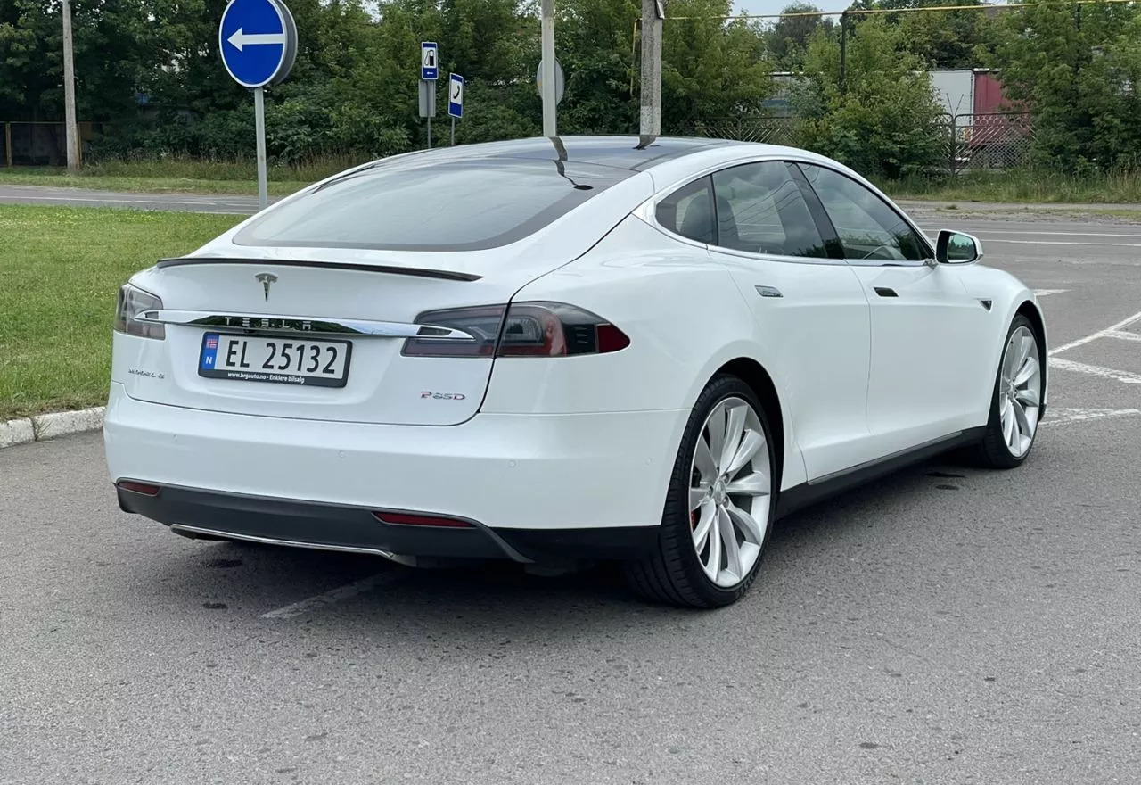 Tesla Model S  85 kWh 201571