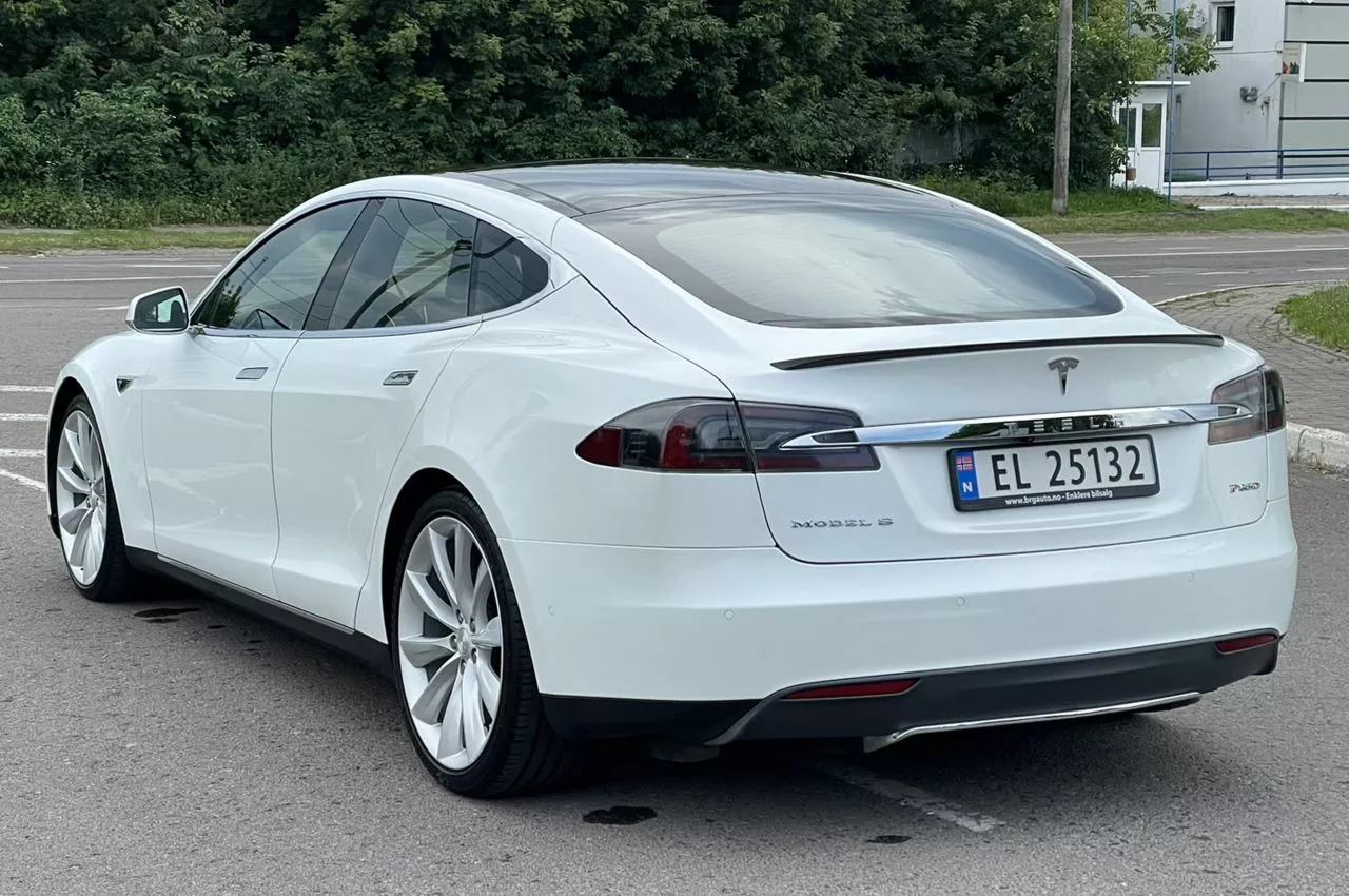 Tesla Model S  85 kWh 201591