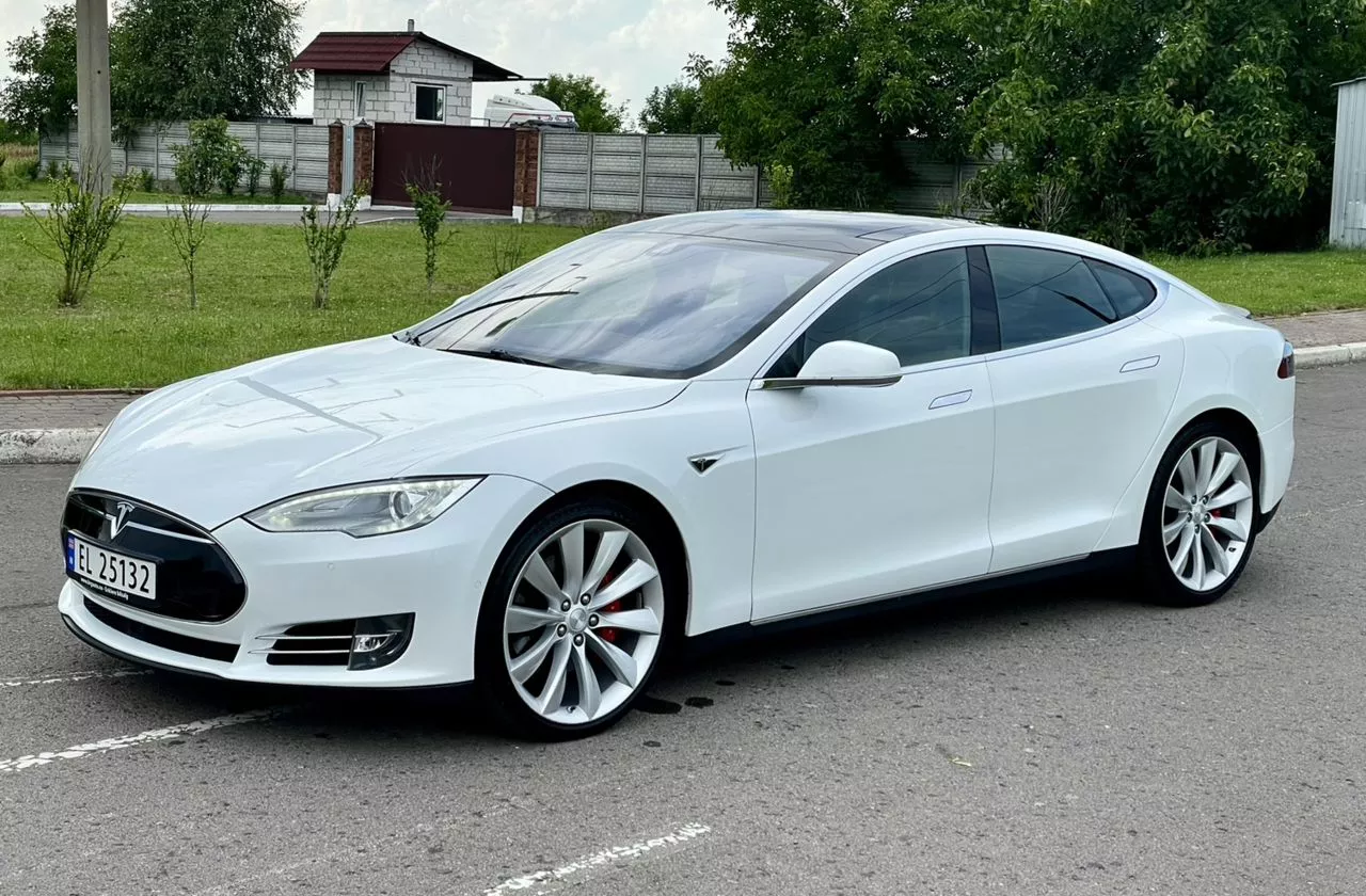 Tesla Model S  85 kWh 2015111