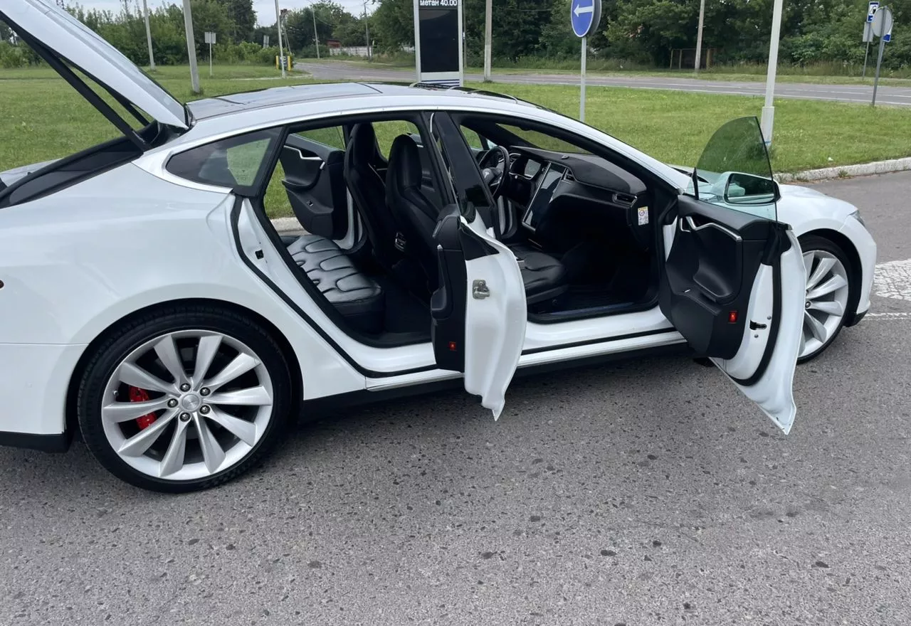 Tesla Model S  85 kWh 2015251