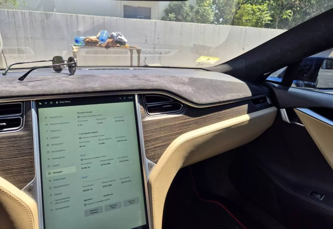 Tesla Model S  85 kWh 201411