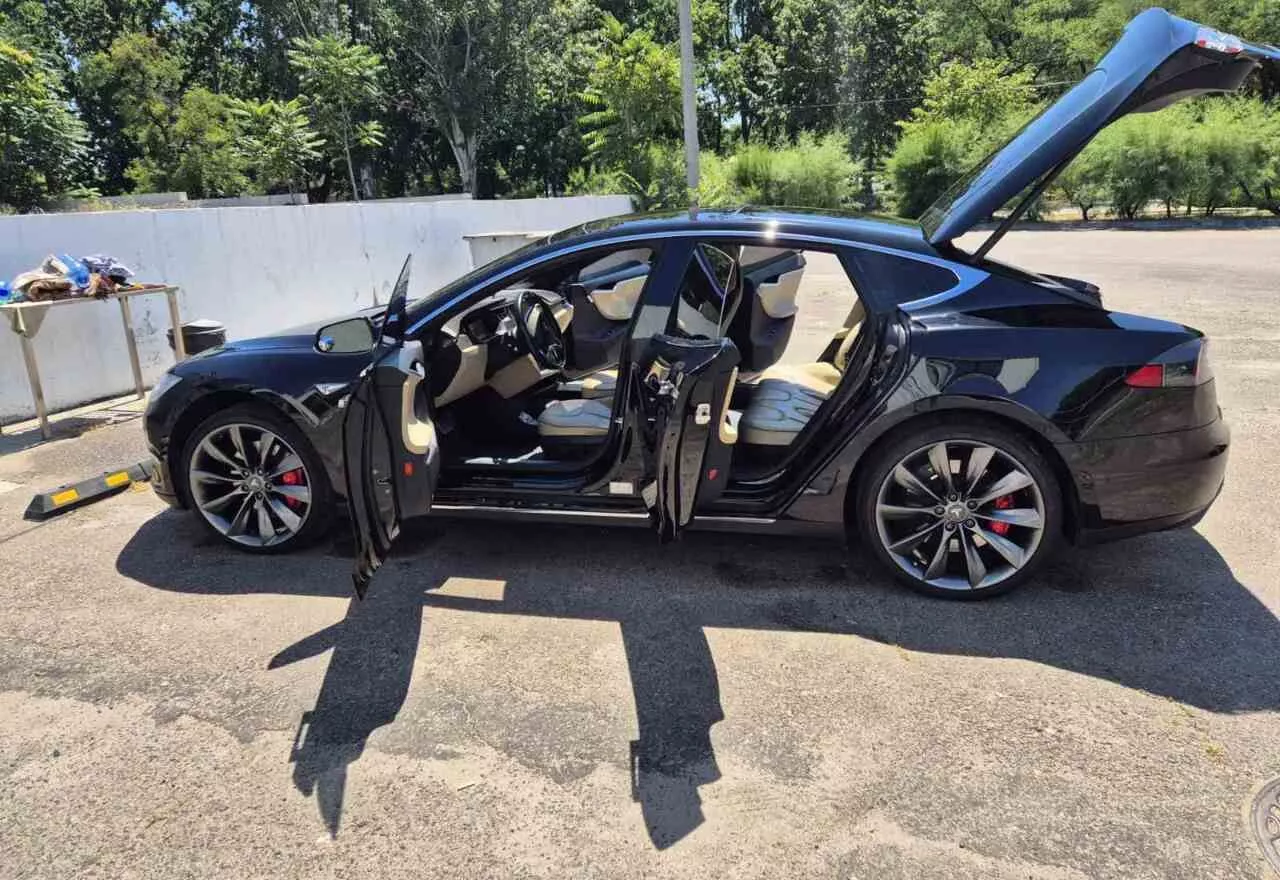 Tesla Model S  85 kWh 2014111