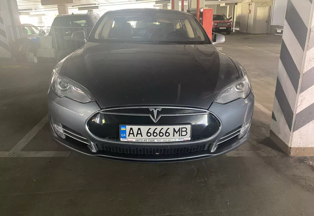 Tesla Model S 