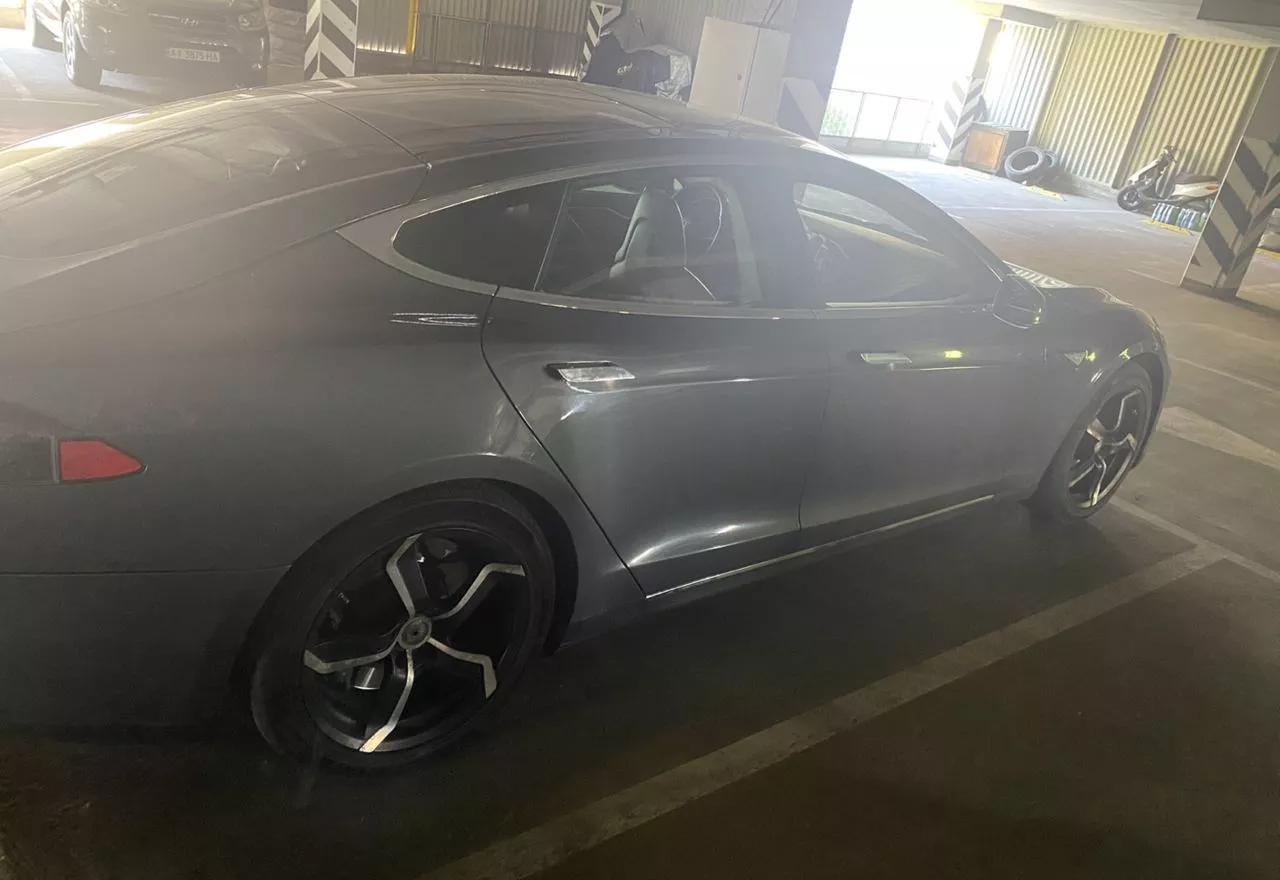 Tesla Model S  60 kWh 201331